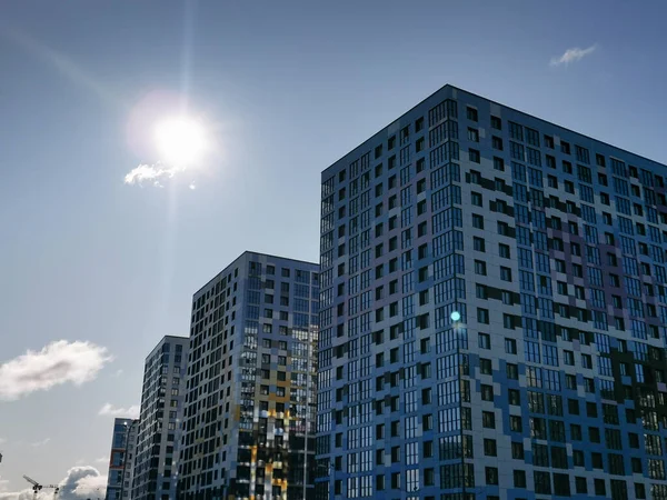 St. Petersburg, Rusya - 30 Ağustos 2019: St. Petersburg'daki Vasilievsky adasının alüvyon bölgelerinde modern konutlar