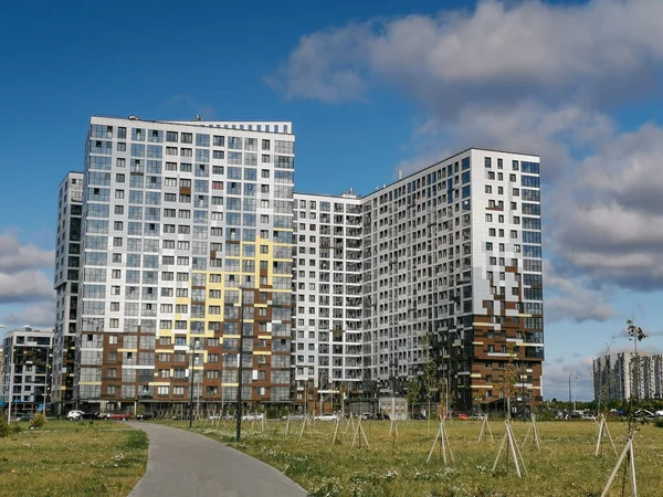 São Petersburgo, Rússia - 30 de agosto de 2019: edifícios residenciais modernos nos territórios aluviais da ilha de Vasilievsky em São Petersburgo — Fotografia de Stock