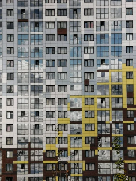 St. Petersburg, Rusland-30 augustus 2019: moderne residentiële gebouwen op de alluviale gebieden van Vasilievsky-eiland in St. Petersburg — Stockfoto
