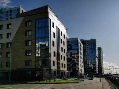 St. Petersburg, Rusya - 30 Ağustos 2019: St. Petersburg'daki Vasilievsky adasının alüvyon bölgelerinde modern konutlar