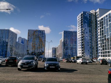 St. Petersburg, Rusya - 30 Ağustos 2019: St. Petersburg'daki Vasilievsky adasının alüvyon bölgelerinde modern konutlar