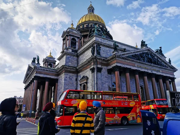 Saint Petersburg, Rusya - 20.09.2019, turistler Hintliler güzel St Isaac meydanı ve diğer konumlar hayran