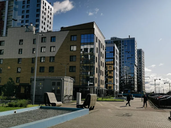 St. Petersburg, Rusya - 30 Ağustos 2019: St. Petersburg'daki Vasilievsky adasının alüvyon bölgelerinde modern konutlar