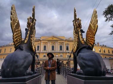 St. Petersburg, Rusya - 25 Eylül 2019: Bank Bridge 'de Griffins