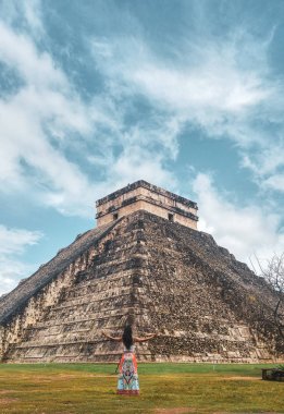Bulutlu bir günde Maya Piramidi Chichen Itza, Meksika