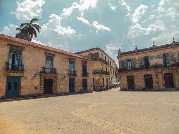 Plaza Met Blauwe Ramen Palmboom Havana Cuba — Stockfoto