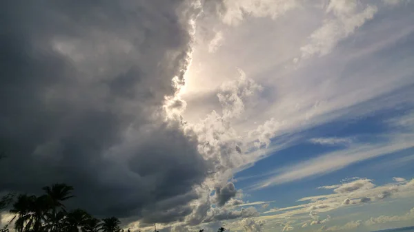 Tummat Pilvet Karibian Taivaalla — kuvapankkivalokuva