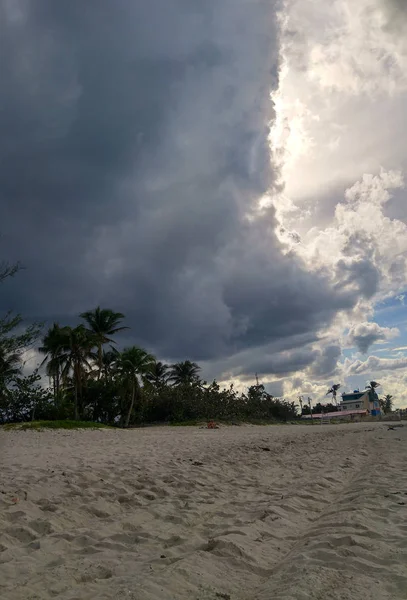 Tummat Pilvet Karibian Taivaalla — kuvapankkivalokuva