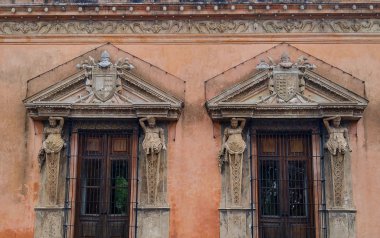 Merida, Yucatan, Meksika eski sokak ve kapı