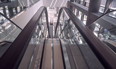 Ofis binasının iç merdivenden hareketli yürüyen merdiven