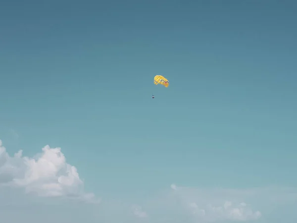 カリブ海の黄色いパラシュートでパラセーリング — ストック写真