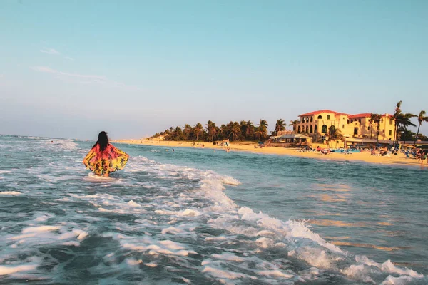 一个女孩在加勒比海日落的沙滩上摆姿势 — 图库照片