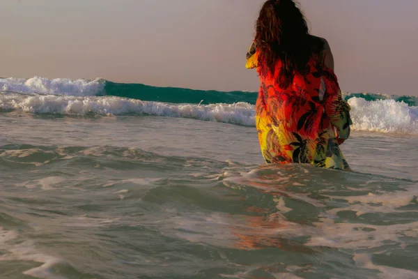 Una Chica Posando Playa Del Mar Caribe Puesta Sol — Foto de Stock