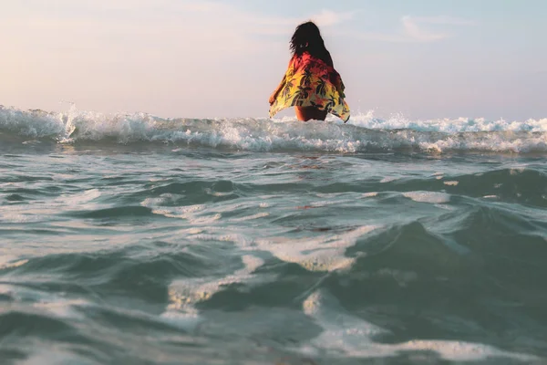Uma Menina Posando Praia Mar Caribe Por Sol — Fotografia de Stock