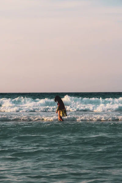 Uma Menina Posando Praia Mar Caribe Por Sol — Fotografia de Stock