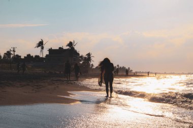 Tulum, Meksika 'da Karayip sahilinde yürüyen bir kadın.