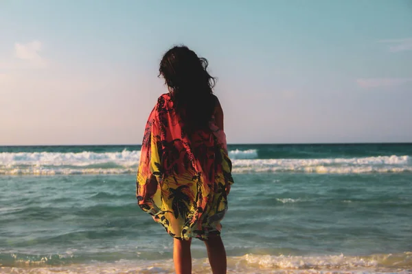 Tulum, Meksika 'da Karayip sahilinde yürüyen bir kadın.