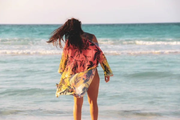 Femme Marchant Sur Plage Des Caraïbes Tulum Mexique — Photo