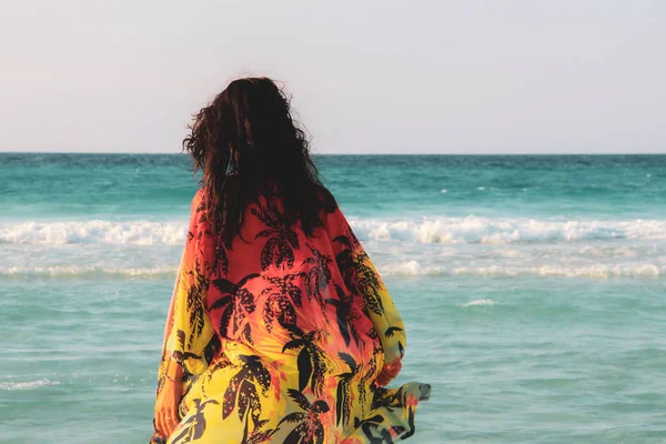 Mujer Caminando Playa Del Caribe Tulum México — Foto de Stock