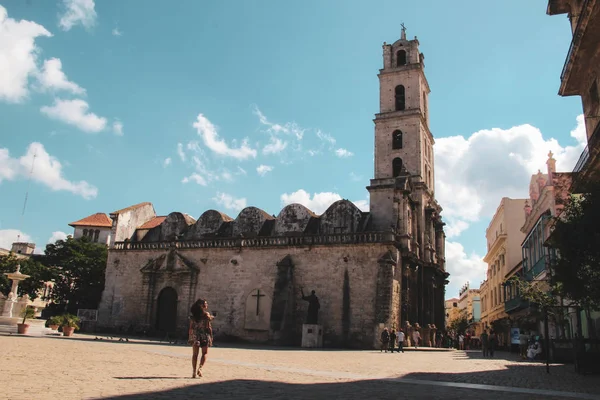 古巴哈瓦那的旧街道和建筑物 — 图库照片