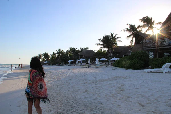 Mujer Caminando Playa Del Caribe Tulum México — Foto de Stock