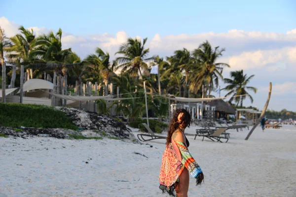 Kobieta Spacerująca Plaży Karaibów Tulum Meksyk — Zdjęcie stockowe