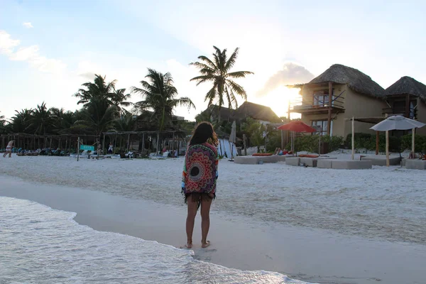 Kobieta Spacerująca Plaży Karaibów Tulum Meksyk — Zdjęcie stockowe