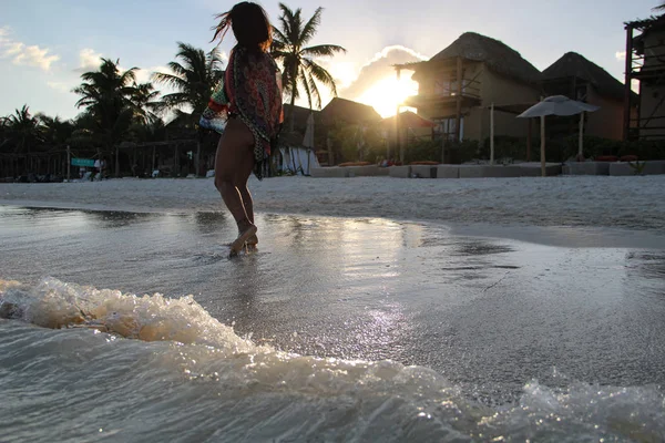 Kobieta Spacerująca Plaży Karaibów Tulum Meksyk — Zdjęcie stockowe