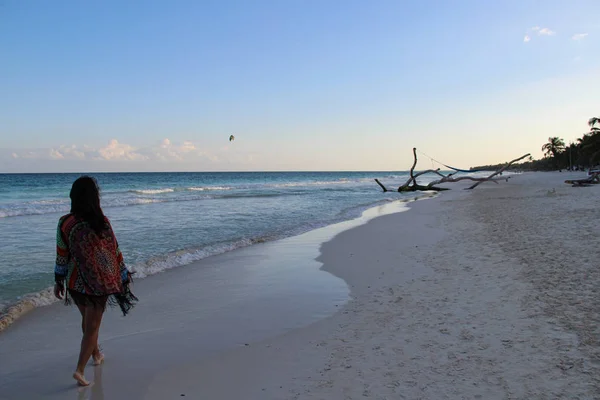 Mulher Caminhando Praia Caribe Tulum México — Fotografia de Stock