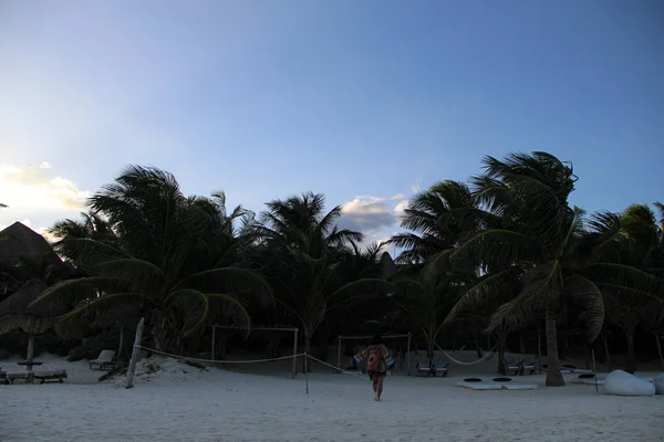 Mujer Caminando Playa Del Caribe Tulum México —  Fotos de Stock