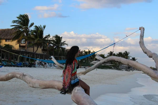 Kobieta Spacerująca Plaży Karaibów Tulum Meksyk — Zdjęcie stockowe