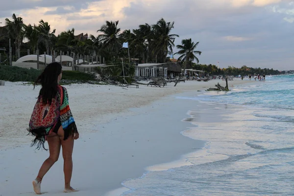 Kobieta Spacerująca Plaży Karaibów Tulum Meksyk — Zdjęcie stockowe