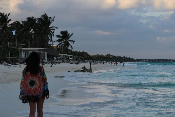 Mulher Caminhando Praia Caribe Tulum México — Fotografia de Stock