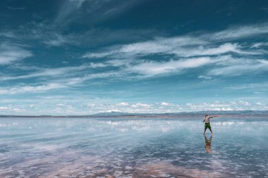 Salar de Uyuni, Bolivya'da gökyüzünün aynası gibi yansımaile sonsuz manzaralar