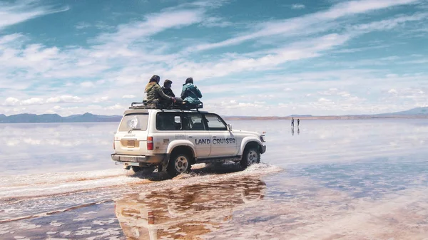 Salar de Uyuni, Bolivya'da gökyüzünün aynası gibi yansımaile sonsuz manzaralar