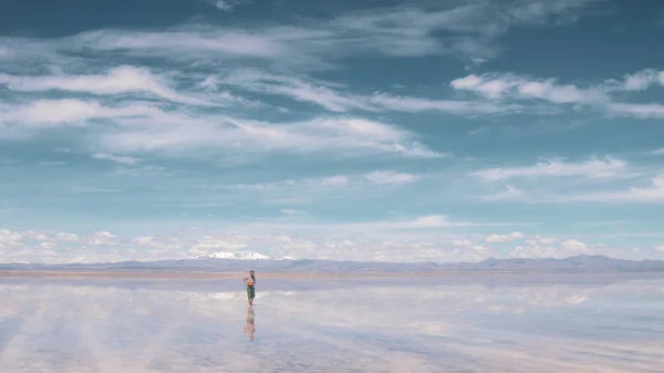 우유니 볼리비아에서 하늘의 거울처럼 끝없는 — 스톡 사진