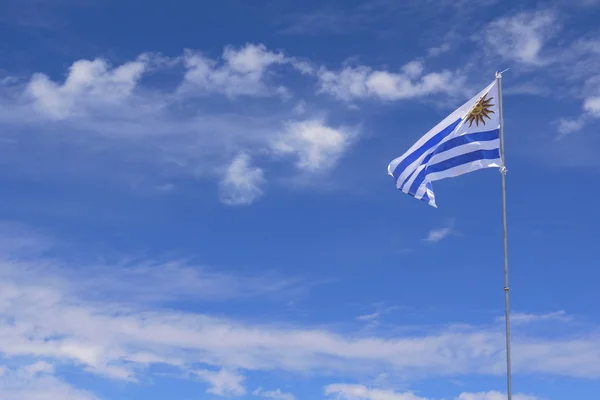 乌拉圭国旗在多云的天空波动 — 图库照片