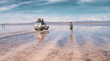 Bolivya'da Salar de Uyuni çölünde tuz daireler için araç turları