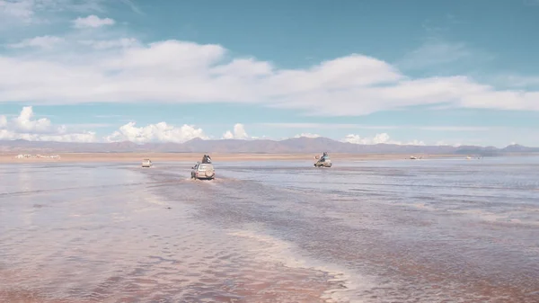 Spiegel Des Himmels Salzsee Und Fahrzeug Salar Uyuni Bolivien — Stockfoto