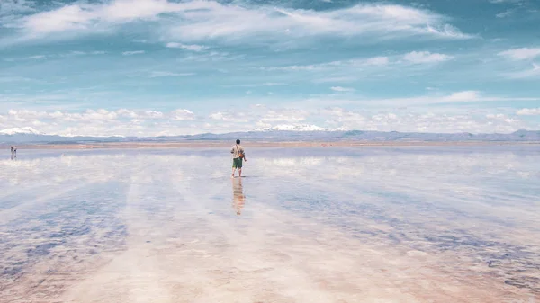 Menschensilhouette Und Spiegelungen Salar Uyuni Bolivien — Stockfoto