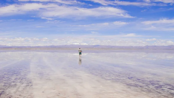 Mensen Silhouet Reflecties Salar Uyuni Bolivia — Stockfoto