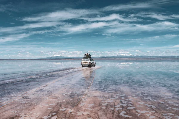 Spiegel Des Himmels Salzsee Und Fahrzeug Salar Uyuni Bolivien — Stockfoto