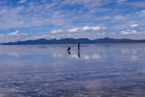 People Silhouette Reflections Salar Uyuni Bolivia — Stock Photo, Image