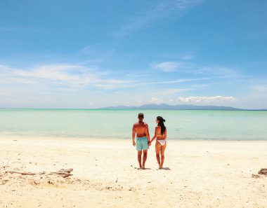 Filipinler Balabac Palawan Onok Adası'nda palmiye ağaçları ile beyaz kumlu plajda rahatlatıcı Lovely çift