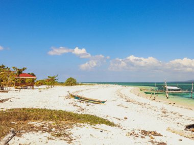 Balabac Filipinler Onok Adası'nda beyaz kumlu plaj, turkuaz su ve palmiye ağaçları ile Paradise