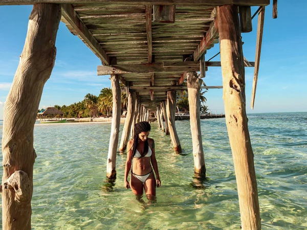 Chica Caminando Bajo Puente Onok Isla Con Agua Turquesa Atardecer — Foto de Stock