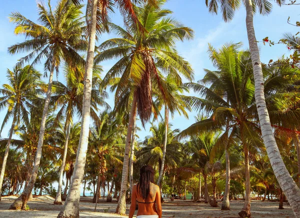 Mulher Andando Torno Selva Palmeira Ilha Onok Balabac Nas Filipinas — Fotografia de Stock