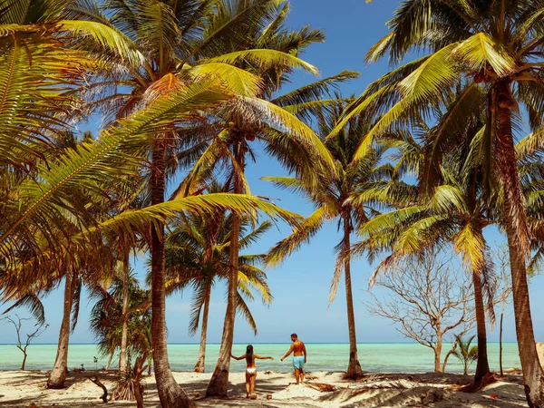 Hermosa Pareja Relajándose Playa Arena Blanca Con Palmeras Isla Onok —  Fotos de Stock