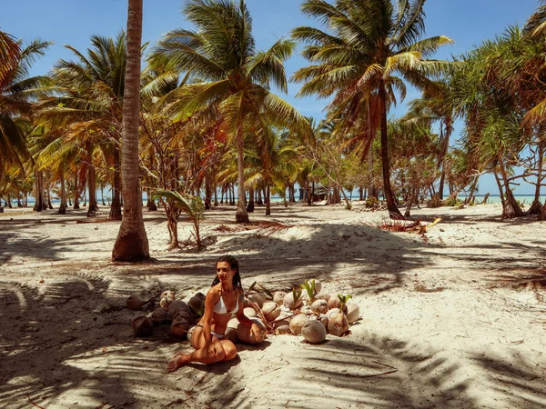 Mujer Sosteniendo Conchas Coco Selva Palmeras Isla Onok Balabac Palawan — Foto de Stock