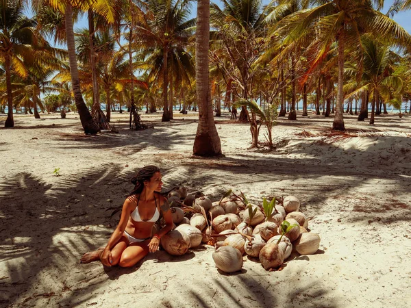 Жінка Тримає Кокосових Снарядів Джунглях Пальми Острові Онок Баллабац Палаван — стокове фото